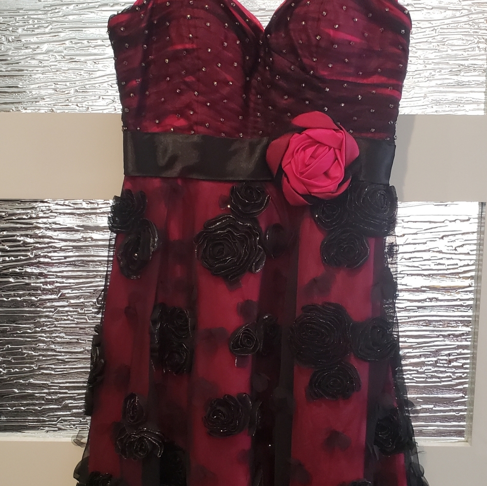 ABOVE THE KNEE PROM/PARTY DRESS WORN ONCE SIZE M